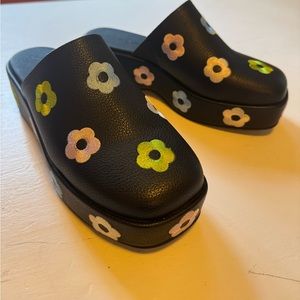 Lisa says gah Dakota daisy clogs